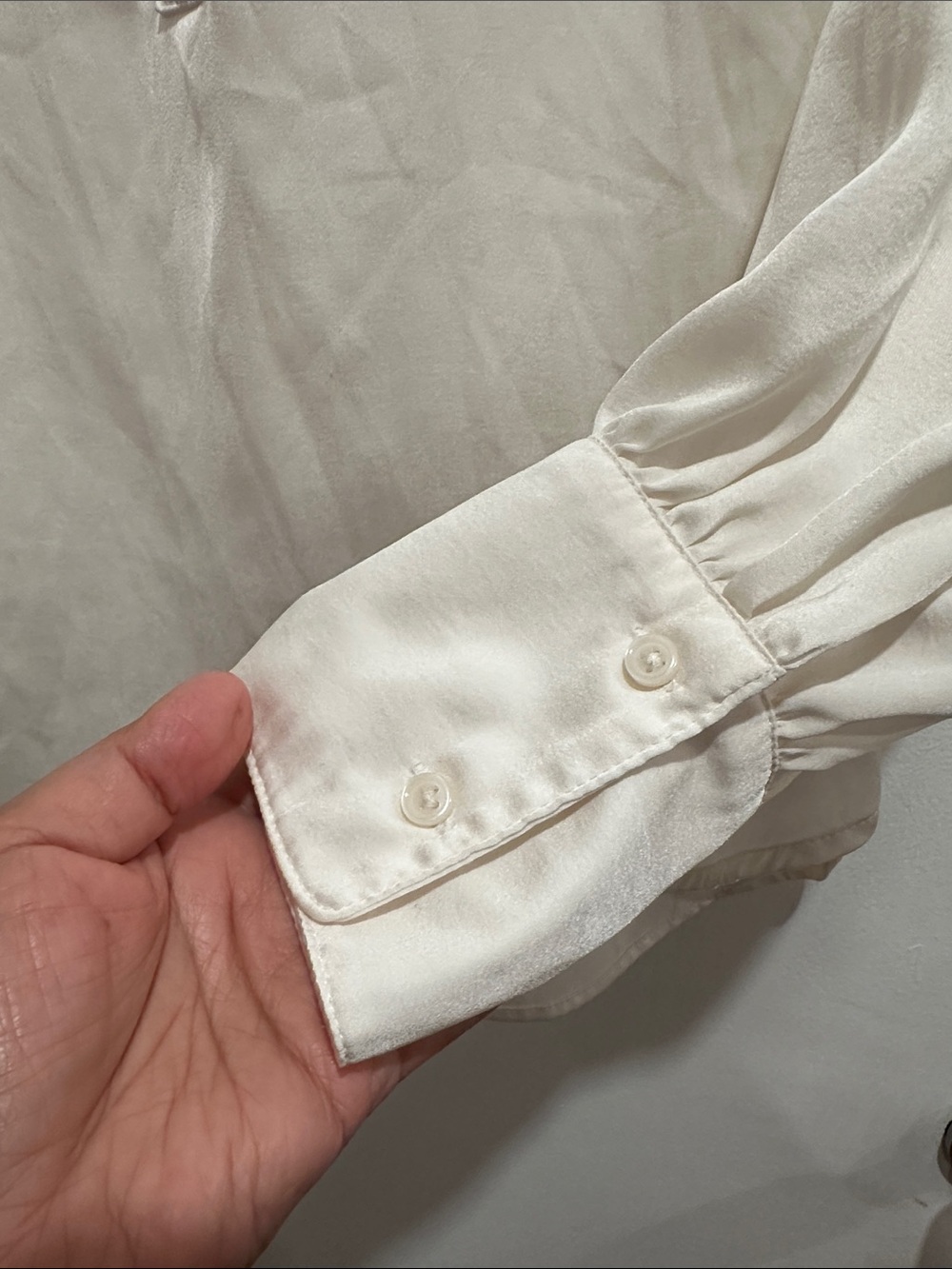Banana Republic Ivory satin V-Neck Collared Blouse - Picture 4 of 6